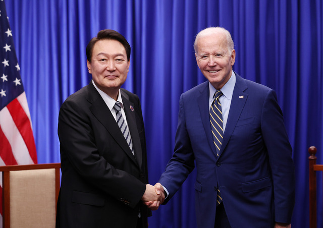 아세안(ASEAN·동남아국가연합) 정상회의 참석 등을 계기로 캄보디아를 방문한 윤석열 대통령과 조 바이든 미국 대통령이 13일 프놈펜 소카호텔에서 한·미 정상회담에 앞서 인사하고 있다. 두 정상은 북한 핵 위협 대응과 미 인플레이션 감축법(IRA) 등 양국 현안에 대해 논의했다. 프놈펜=김지훈 기자