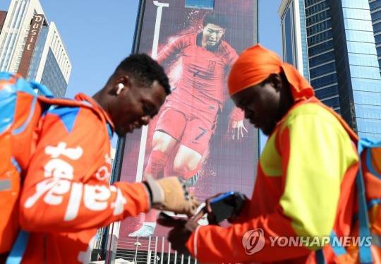 (도하=연합뉴스) 14일(현지시간) 2022 카타르 월드컵이 열리는 도하의 한 건물 외벽에 국가대표 축구팀 손흥민의 대형 사진이 걸려 있다.