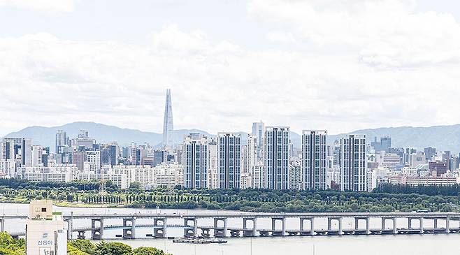 정부가 꽉 막힌 대출 규제를 풀면서 주택 거래 활성화에 나섰다. 사진은 서울 아파트 전경. (매경DB)