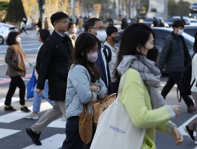 14일은 전국적으로 쌀쌀할 전망이다. 사진은 서울 광화문네거리에서 시민들이 두꺼운 옷을 입고 출근하는 모습./사진=뉴스1