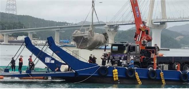 지난 6월 전남 완도 바다에서 조유나양 가족이 숨진 채 발견된 차량을 인양하는 모습. 경찰은 일가족 극단적 선택으로 조양 부모에게 살인 혐의를 적용하고, 공소권 없음 처분을 내린 뒤 사건을 종결했다. 광주경찰청 제공