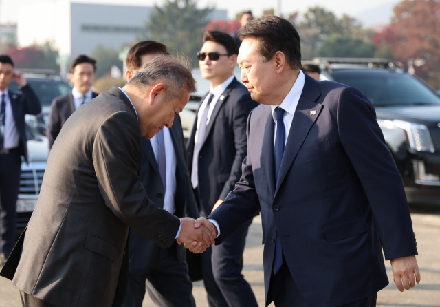 윤석열 대통령이 11일 오전 아세안(동남아국가연합) 관련 정상회의 및 주요 20개국(G20) 정상회의 등 다자회의 참석을 위해 성남 서울공항에서 공군 1호기를 탑승하기에 앞서 이상민 행안부 장관 등 환송 인사들과 인사하고 있다. 성남=연합뉴스