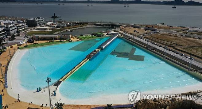 세계 최대 인공 서핑시설 '웨이브 파크'  [연합뉴스 자료사진]