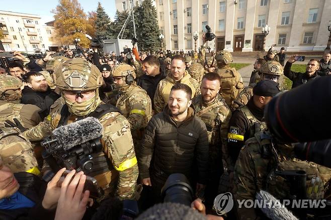 수복한 헤르손 방문한 젤렌스키 우크라이나 대통령 (헤르손 로이터=연합뉴스) 볼로디미르 젤렌스키 우크라이나 대통령이 14일(현지시간) 남부 헤르손주 주도 헤르손을 방문했다. 우크라이나는 지난 11일 러시아군이 철수한 직후 헤르손을 되찾았다. 2022.11.14 photo@yna.co.kr