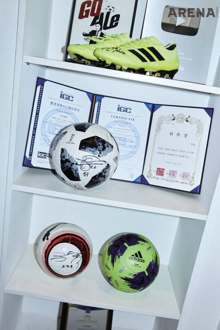 이호가 이루어낸 결과물들과 사인 볼.