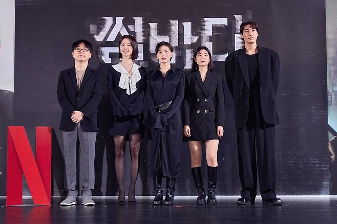 (왼쪽부터)정지우감독, 배우 강해림, 김용지, 김수연, 김영광 사진 제공=넷플릭스