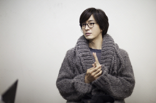 It was belatedly known that Bae Yong-joon, a Hallyu star who paved the way for the first-generation Hallyu with the  ⁇  Winter Sonata, left Korea and lived in Hawaii, as well as put his website domain for sale, which he had owned for more than 20 years.As a result, it is gaining momentum that Bae Yong-joon is actually taking steps to retire.According to entertainment officials who have worked with Bae Yong-joon in the past, Bae Yong-joon is staying in Hawaii with his wife Park Soo-jin, and their two children.Bae Yong-joons love for Hawaii continued even before his marriage because it is a natural environment where people can enjoy outdoor leisure activities such as golf due to the warm weather.In 2012, he ran a gorilla in the cafe in Waikiki, Hawaii, and enjoyed a Hawaii golf trip when he was in contact with Park Soo-jin before marriage.However, it is widely believed that the recent stay in Hawaii has had the greatest impact on the education of two children.An entertainment official said, In the year 2017, Park Soo-jin had received preferential treatment from the Samsung Medical Centers intensive care unit at the time of his second childs birth, Park Soo-jin had received preferential treatment from the Samsung Medical Centers intensive care unit at the time of his second childs birth. I know that the entertainment industry has known to have gone to the United States of America for children who have to go to the United States of America for their children who have to go to the United States of America with sunglasses. Its him.In the 1990s, Culture President Seo Taiji is also staying at the United States of America for his childrens education.He sold his building near Eonju Station on Line 9 in Nonhyeon-dong, Gangnam-gu, Seoul, for 38.7 billion won in April.Seo Taiji was reported to have bought the building for about 5 billion won in 2002 and held it for 20 years.Prior to this, he moved to a new home in Pyeongchang-dong, where he lived for more than 10 years, and moved to another place with his family.Seo Taiji wrote that when the news of the sale of his home in Pyeongchang-dong was announced through the media, he was very sorry to leave his family in his instagram, but he moved his nest to face more exciting and enjoyable things.Some mom cafes speculated that Seo Taiji appeared near Gimpo and that he might have moved to go to his childrens international school, but according to his aides, he now lives in the United States of America.An entertainment official who knows Seo Taiji well said that Seo Taiji also decided that it was difficult to educate his children in Korea. ⁇  Seo Taiji, I know that she has arranged her life in Korea for the future of her daughter who has to live with the tag of Lee Eun Sungs daughter.In addition, actors Ji-sung and Lee Bo-young are going to Korea and United States of America because of their childrens education.Photo courtesy of Keith, Seo Taiji Instagram