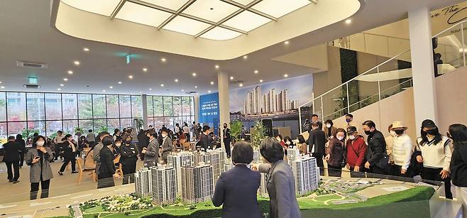 지난 12일 경기 의왕시 내손동 ‘인덕원자이SK뷰’ 모델하우스가 모처럼 관람객으로 북적이고 있다. 현재 동·호수 지정 선착순 계약을 하고 있는 이 아파트는 약 2600가구 대단지로 최근 정부의 규제지역 해제 발표 이후 수요자 발길이 부쩍 늘었다.  /김혜주 땅집고 기자