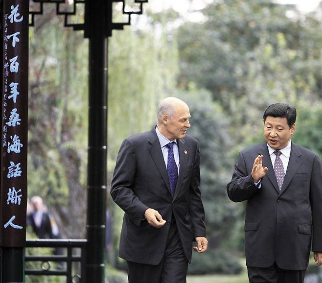 2006년 9월 19일 시진핑 당시 저장성 서기가 헨리 폴슨(왼쪽) 미국 재무장관과 함께 항저우의 명승지인 시후(西湖) 주변을 산책하고 있다./게티이미지코리아