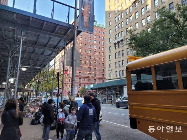 지난달 20일 오후 4시(현지 시간)경 미국 뉴욕 맨해튼의 한 공립초교 앞에서 학부모들이 수업을 마친 아이들과 이야기를 나누고 있다. 뉴욕시 스쿨존에 개인 차량을 주차하려면 ‘세이프 존’ 구간에만 제한적으로 가능하기 때문에 학부모 대부분은 도보 또는 스쿨버스를 이용해 아이들을 등하교 시킨다. 뉴욕=유채연 기자 ycy@donga.com