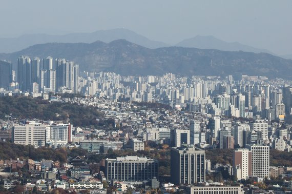 서울 인왕산에서 바라본 시내 아파트 모습. 연합뉴스