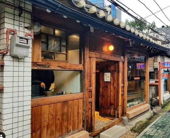 용도변경을 거쳐 카페로 리모델링한 한옥.