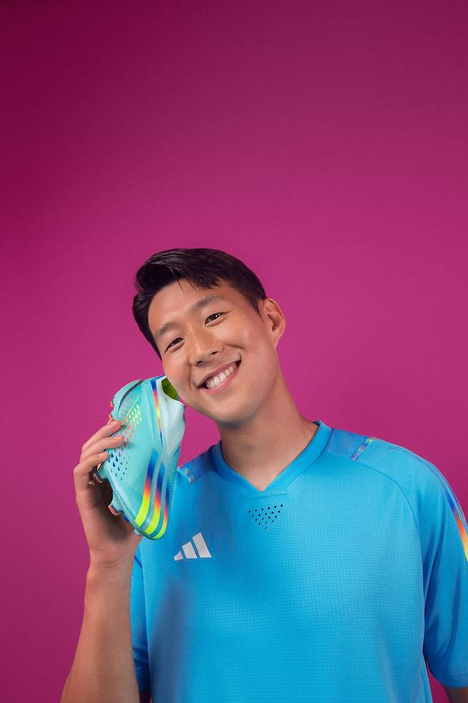 아디다스 X스피드포탈 축구화를 든 손흥민. 사진 아디다스