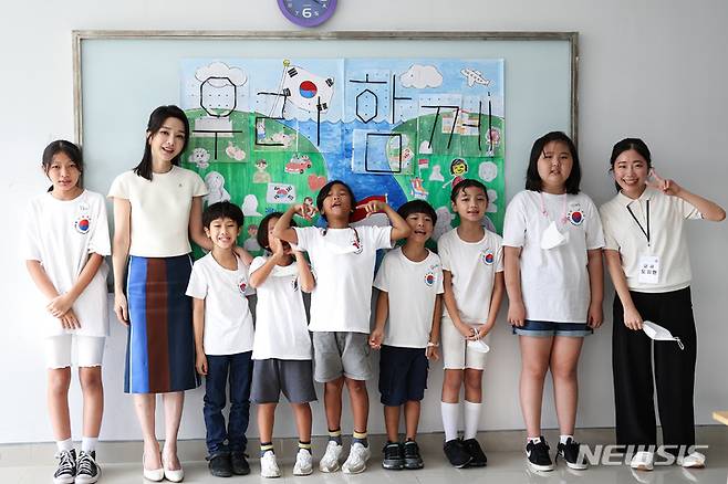 [발리=뉴시스] 홍효식 기자 = 윤석열 대통령 부인 김건희 여사가 지난 14일(현지시간) 발리 교민 자녀와 현지 학생 및 청년에게 한글 교육 및 문화를 전파하는 한국 학교를 방문해 학생들과 기념촬영을 하고 있다. (사진=대통령실 제공) 2022.11.15. photo@newsis.com