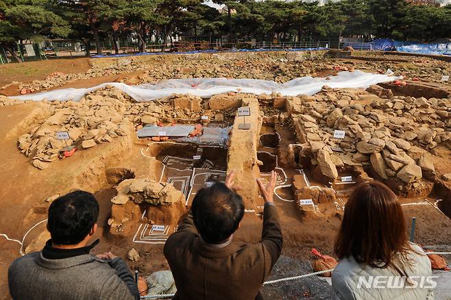 [서울=뉴시스] 권창회 기자 = 한성백제박물관이 백제 왕릉 지구 '석촌동 고분군'에서 완전한 구조의 널무덤 무리를 발견했다. 15일 오후 서울 송파구 석촌동 고분군 발굴조사 현장설명회에서 관계자들이 널무덤 무리를 살피고 있다. 2022.11.15. kch0523@newsis.com