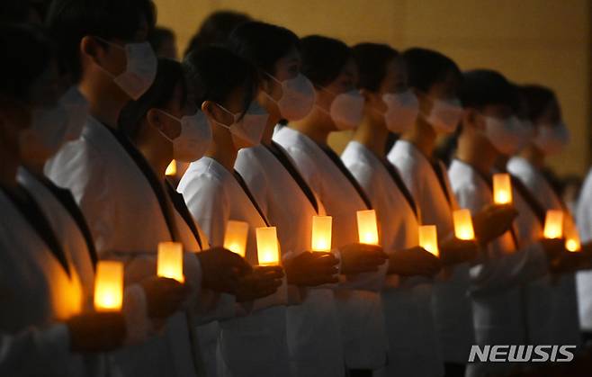[수원=뉴시스] 김종택 기자 = 아주대학교 간호대학 학생들이 15일 오후 경기도 수원시 아주대 강당에서 나이팅게일 선서식을 하고 있다. 이날 선서식에는 24대 나이팅게일로 선출된 간호대학 77명이 '전문간호인으로서 인간의 생명을 존중하고 간호 받는 환우들의 안녕을 위해 헌신할 것'을 다짐했다. 2022.11.15. jtk@newsis.com