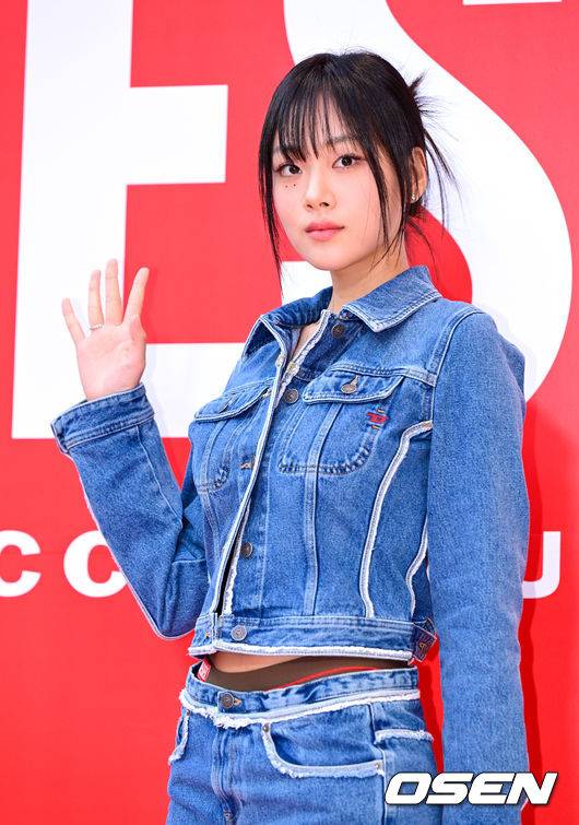 [OSEN=지형준 기자] 21일 오후 서울 이태원에서 ‘디젤’ 한남동 스토어 오픈 기념 포토콜 행사가 열렸다.비비가 포토타임을 하고 있다. 2022.09.21 /jpnews@osen.co.kr