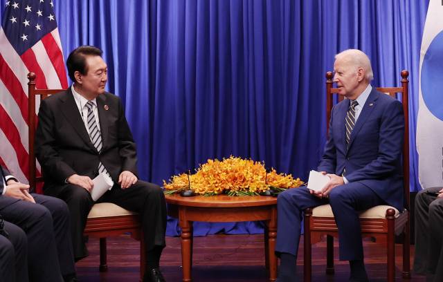 ▲윤석열 대통령이 13일(현지시간) 캄보디아 프놈펜 한 호텔에서 조 바이든 미국 대통령과 정상회담을 하고 있다. ⓒ연합뉴스