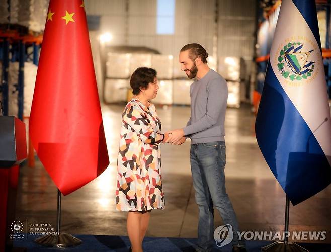 지난 10일 악수하는 부켈레 엘살바도르 대통령(오른쪽)과 오우젠홍 중국 대사 [엘살바도르 대통령실 제공. 로이터 연합뉴스 자료사진. 재판매 및 DB 금지]