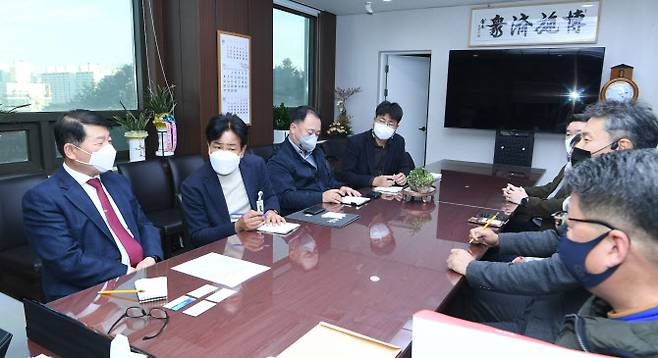 백경현 시장(왼쪽)과 전문가들이 의견을 나누고 있다.(사진=구리시 제공)