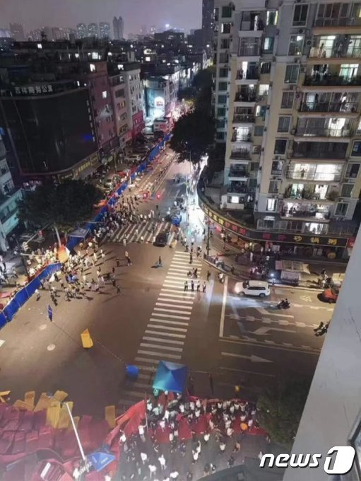 15일 중국 광둥성 주하이구에서 제로코로나에 반발하는 대규모 시위가 벌어졌다. (트위터 갈무리)ⓒ News1 김정률 기자