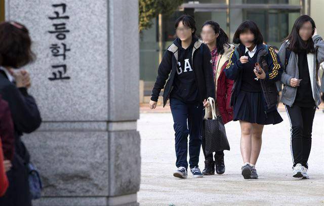 최고 기온이 21도까지 올랐던 2016학년도 대학수학능력시험일. 서울 종로구 풍문여고에서 시험을 마친 수험생들이 가벼운 옷차림으로 웃으며 교문을 나서고 있다. 연합뉴스
