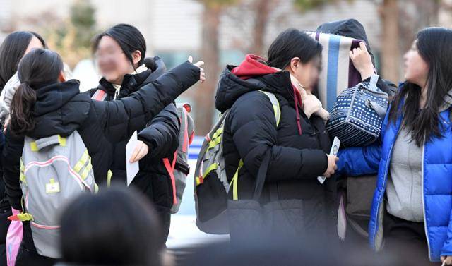 2018학년도 대학수학능력시험일인 2017년 11월 23일. 서울 종로 덕성여자고등학교에서 패딩으로 무장한 수험생들이 밝게 웃으며 교문을 나서고 있다. 서재훈 기자