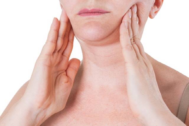 나이 들수록 피부 탄력이 떨어지고 씹을 때 사용하는 근육인 저작근이 발달해 얼굴 면적이 자연스럽게 넓어질 수 있다./사진=게티이미지 뱅크