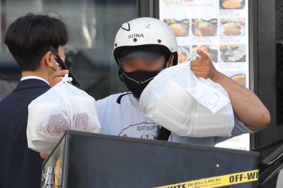 배달라이더들이 배달하고 있다. 기사와 무관한 사진 [사진=뉴시스]