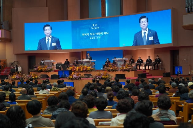 이영훈 여의도순복음교회 담임목사가 16일 서울 여의도순복음교회에서 열린 ‘한국교회 위로와 회복의 예배’에서 설교를 하고 있다. /한국교회총연합 제공