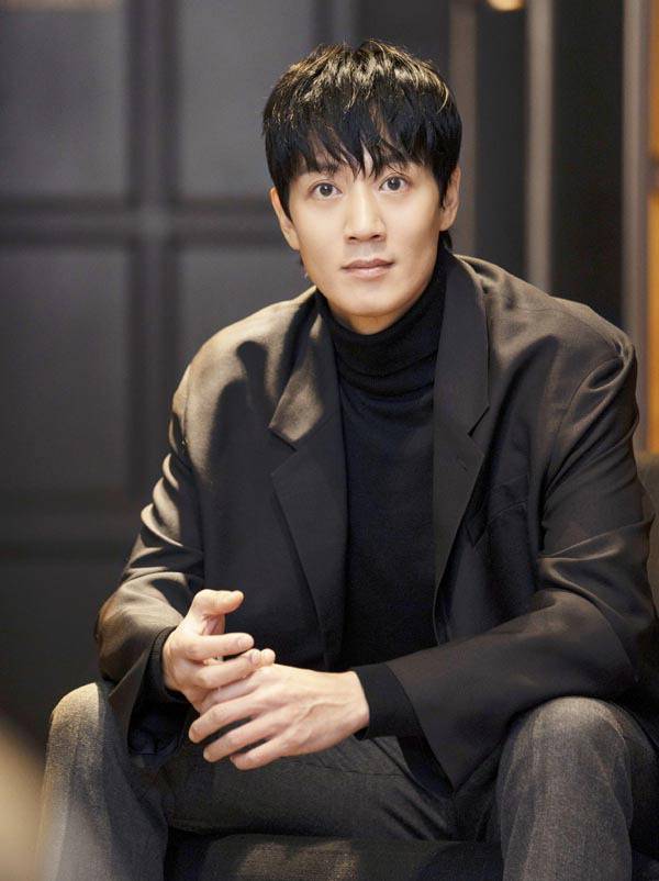 영화 ‘데시벨’에서 소음 반응 폭탄 설계자로부터 전화를 받고 테러의 타깃으로 지목된 전직 해군 부함장 강도영 역의 김래원. 그는 이번 영화에서 상대의 역할도 함께 빛나야 한다는 생각으로 연기했다.  마인드마크 제공