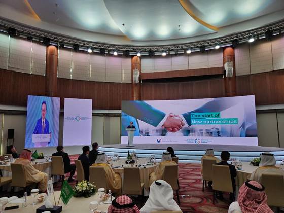 Minister of Land, Infrastructure and Transport Won Hee-ryong gives a speech in Saudi Arabia on Nov. 6 during his visit to the country to make a sales pitch for Korean companies seeking to participate in the $500 billion NEOM city development. [YONHAP]