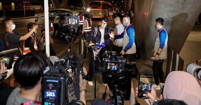 2022 카타르 월드컵 대한민국 축구대표팀 손흥민이 16일(현지시간) 카타르 도하 하마드 국제공항을 통해 입국해, 국내외 취재진과 인터뷰를 마친 뒤 차량으로 향하며 인사하고 있다. 연합뉴스