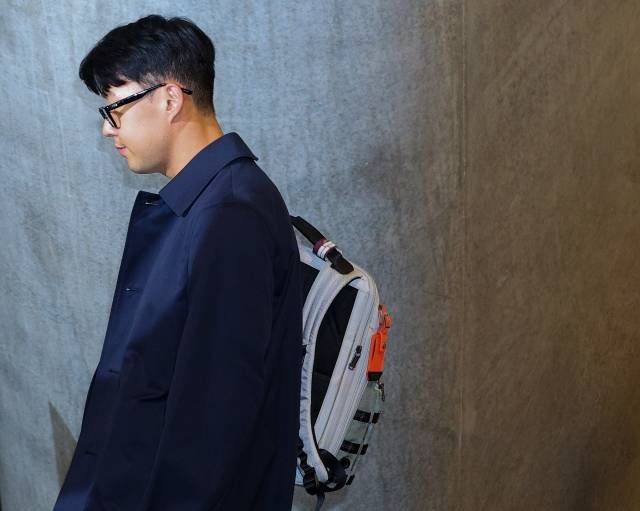 2022 카타르 월드컵 대한민국 축구대표팀 손흥민이 16일(현지시간) 카타르 도하 하마드 국제공항을 통해 입국해 공항 건물을 나서고 있다. 연합뉴스