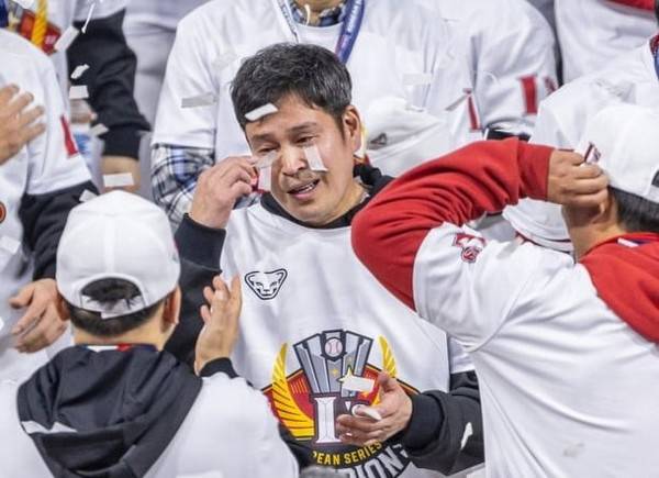 SSG랜더스가 KBO리그 통합 우승을 확정지은 뒤 구단주인 정용진 신세계그룹 부회장이 ‘휴지 눈물’을 흘리는 모습. [사진 출처 = 연합뉴스]