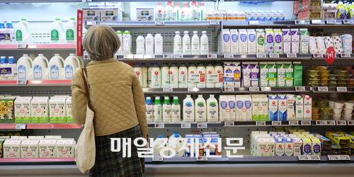 17일부터 서울우유를 비롯해 국내 업체들이 흰 우유는 물론 우유가 포함된 유제품 가격을 일제히 인상한다. 원유 가격 인상에서 시작된 ‘밀크플레이션’이 장바구니 물가를 더 밀어올릴 것으로 보인다. 16일 서울 한 대형마트에서 소비자가 우유 가격을 살펴보고 있다. [이충우 기자]