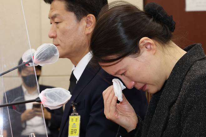 '이태원 압사 참사' 당일 서울경찰청 상황관리관으로 근무한 류미진 전 인사교육과장(총경)이 16일 오후 서울 여의도 국회에서 열린 행정안전위원회 전체회의에 증인으로 출석, 답변 도중 눈물을 흘리고 있다. 왼쪽은 이임재 전 용산경찰서장. [연합]