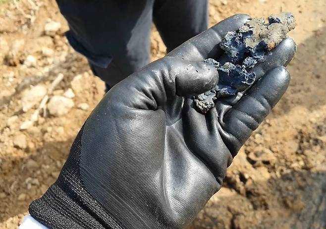 일당이 불법 매립한 폐기물. 경북경찰청 제공