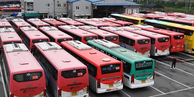 KD운송그룹의 경기지역 13개 버스업체는 최근 경기도에 공문을 보내 18일부터 입석 승차를 전면 중단하겠다고 통보했다.  뉴시스