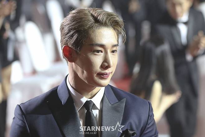 가수 원호가 2일 오후 서울 강서구 등촌동 KBS 아레나에서 열린 2021 Asia Artist Awards (2021 아시아 아티스트 어워즈, 2021 AAA) 시상식에서 수상을 위해 무대로 향하고 있다.  스타뉴스가 주최하고 AAA 조직위원회가 주관하는 AAA는 어디에서도 보지 못했던 새로운 무대를 선보이며 전 세계 팬들의 눈과 귀를 사로잡아 명실상부 NO.1 글로벌 시상식으로 거듭났다. /사진=AAA 기자 star@