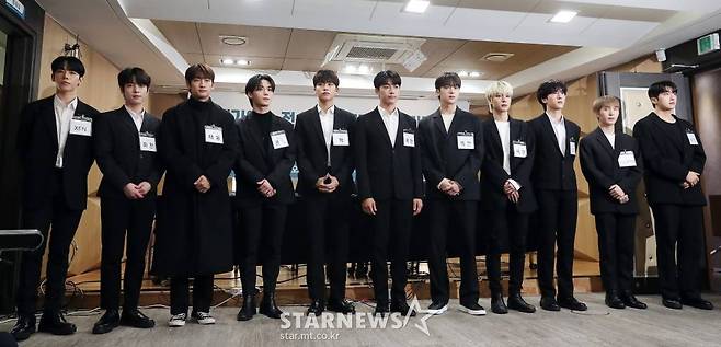 소속사 대표로부터 폭언 및 폭행 피해를 당한 사실이 드러나며 충격을 안긴 아이돌 그룹 오메가엑스가 16일 오후 서울 서초구 서초동 변호사회관에서 진행된 전속계약 해지 관련 기자회견에 참석하고 있다.  오메가엑스는 앞서 지난 10월 말 미국 LA 투어를 소화하던 도중 소속사 대표로부터 폭언 및 폭행을 당하고 있는 모습이 영상을 통해 공개되몀 충격을 전했다. 또 멤버 2명은 코로나19 감염 사실을 숨기고 무대에 오르라는 강요를 받았다. 2022.11.16 /사진=김창현 기자 chmt@