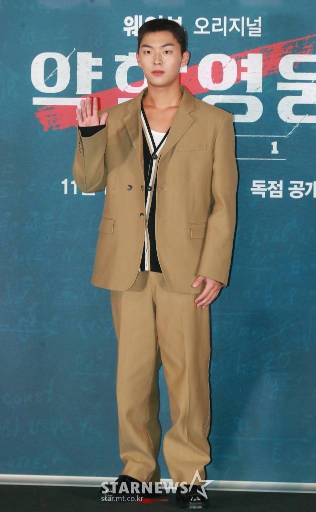 배우 최현욱이 16일 오후 서울 CGV용산아이파크몰에서 진행된 웨이브 오리지널 '약한영웅 Class 1' 시사간담회에 참석해 포즈를 취하고 있다.  상위 1% 모범생 연시은이 처음으로 친구가 된 수호, 범석과 함께 수많은 폭력에 맞서나가는 과정을 그린 약한 소년의 강한 액션 성장 드라마 '약한영웅 Class 1'은 오는 18일 공개된다. /2022.11.16 /사진=이동훈 기자 photoguy@