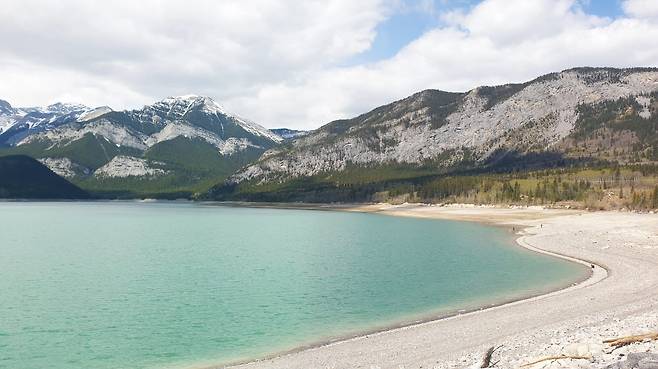 햇빛의 각도에 따라 에메랄드 빛의 농도가 달라지는 베리에 레이크
