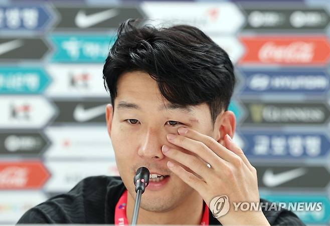 손흥민의 상처 (도하=연합뉴스) 임헌정 기자 = 2022 카타르 월드컵에 출전하는 대한민국 축구 국가대표팀 '캡틴' 손흥민이 16일(현지시간) 카타르 도하의 알에글라 훈련장에서 안면 보호대를 착용한 채 첫 훈련을 마친 뒤 기자회견을 하고 있다. 수술 부위 상처가 뚜렷하게 보인다. 2022.11.16 kane@yna.co.kr