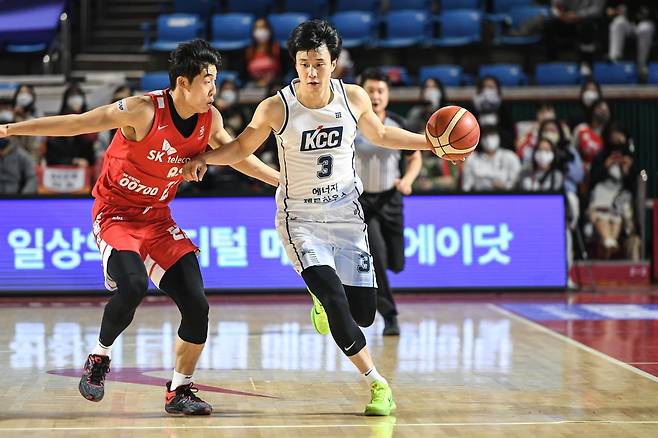 허웅을 막는 오재현 [KBL 제공. 재판매 및 DB금지]