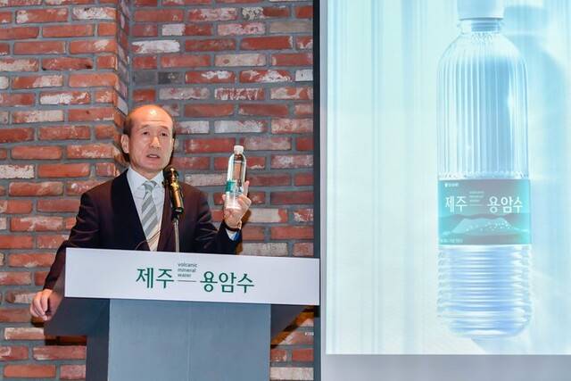 지난 2019년 제주 용암수 출시 기자간담회에서 용암수를 소개하고 있는 허인철 부회장./사진제공=오리온