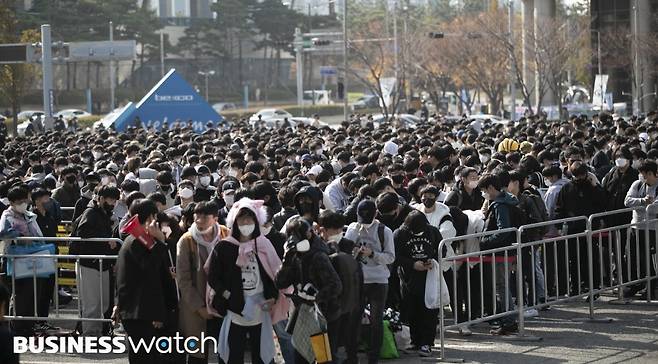 17일 부산 해운대구 벡스코에서 개막한 국내 최대 게임 전시회 지스타에서 관람객이 입장을 기다리고 있다./사진=이명근 기자 qwe123@