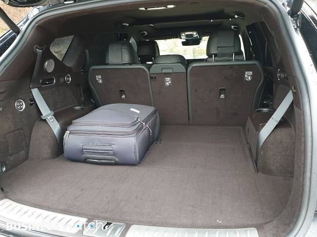 GV80 트렁크. 캐리어가 있는 부분이 누워있는 3열 시트다./사진=김동훈 기자