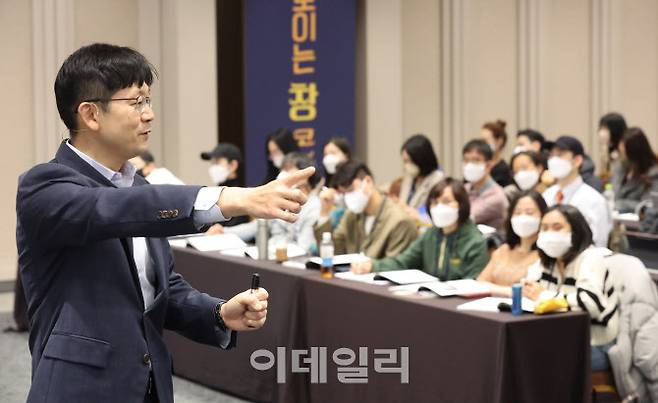 [이데일리 이영훈 기자] 오건영 신한은행 WM컨설팅센터 부부장이 16일 서울 강남구 코엑스 컨퍼런스룸에서 열린 ‘제2회 돈이 보이는 창 콘서트’에서 제 1악장 금융 소나타 ‘인플레이션과의 전쟁, 그 전망은?’ 주제로 강의하고 있다.