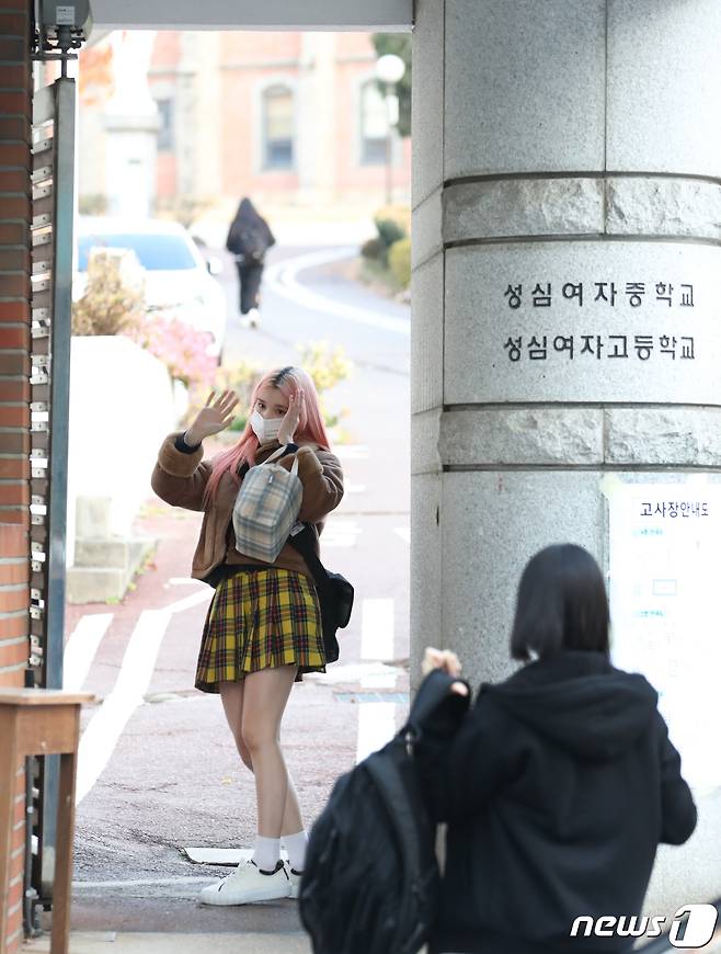 걸그룹 케플러(Kep1er)의 휴닝바히에가 2023학년도 수능일인 17일 시험장인 서울 용산구 성심여자고등학교에 들어서며 인사를 하고 있다. ⓒ News1 권현진 기자